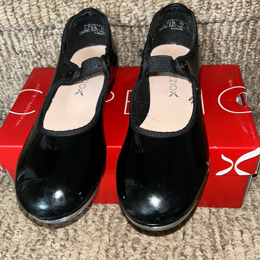 Girlโs Capezio Black Tap Shoes